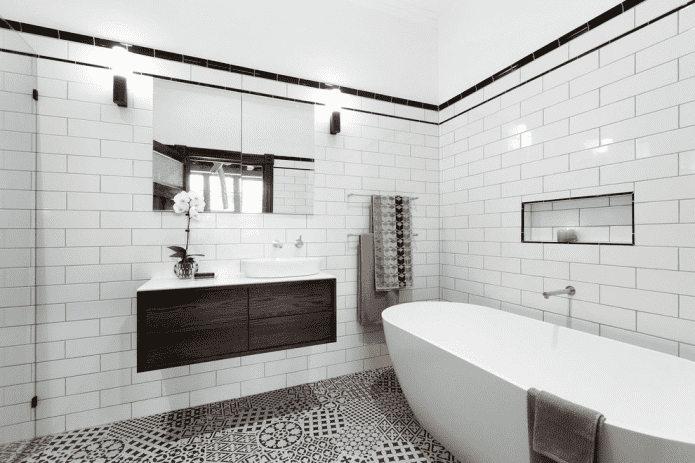 biele dlaždice s tehlami v interiéri kúpeľne