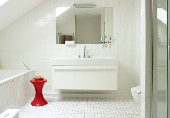 rajoles de mosaic blanc a l'interior del bany