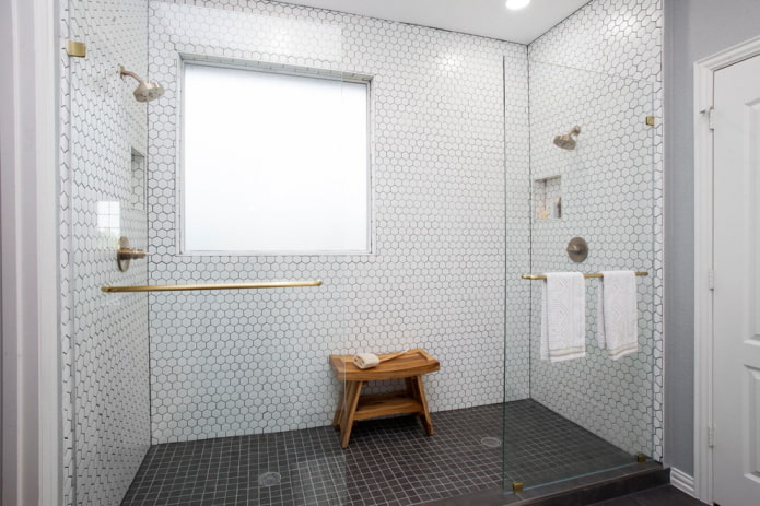 matētas baltas flīzes vannas istabas interjerā