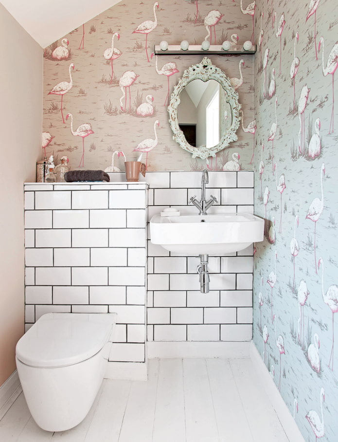 rajoles blanques amb paper pintat a l'interior del bany