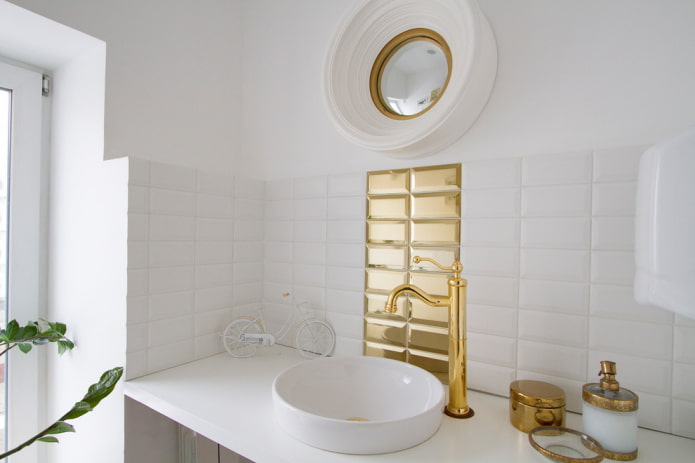 baltas un zelta flīzes vannas istabas interjerā