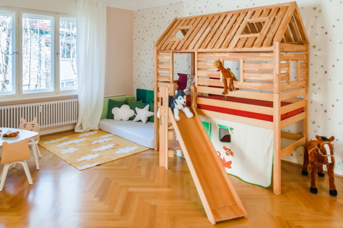 מיטה בצורה של בית עם סולם בחדר הילדים