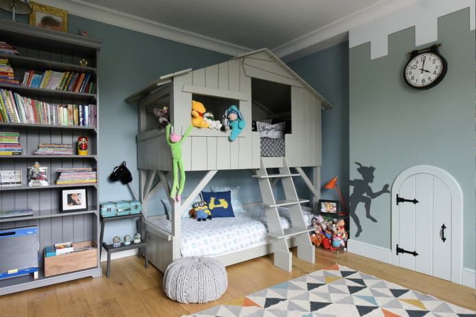 poschodová posteľ vo forme domu v detskej izbe