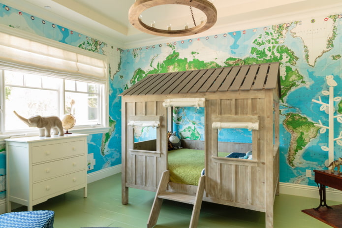 łóżko w formie domku w przedszkolu dla chłopca