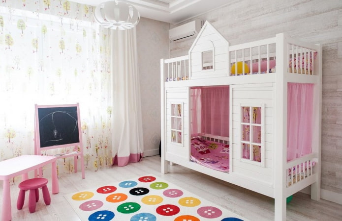 bir kız için çocuk odasında bir ev şeklinde yatak