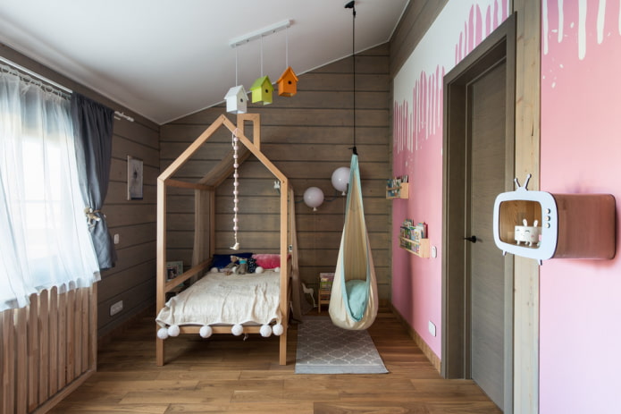 postel ve formě domu v dětském pokoji pro dívku
