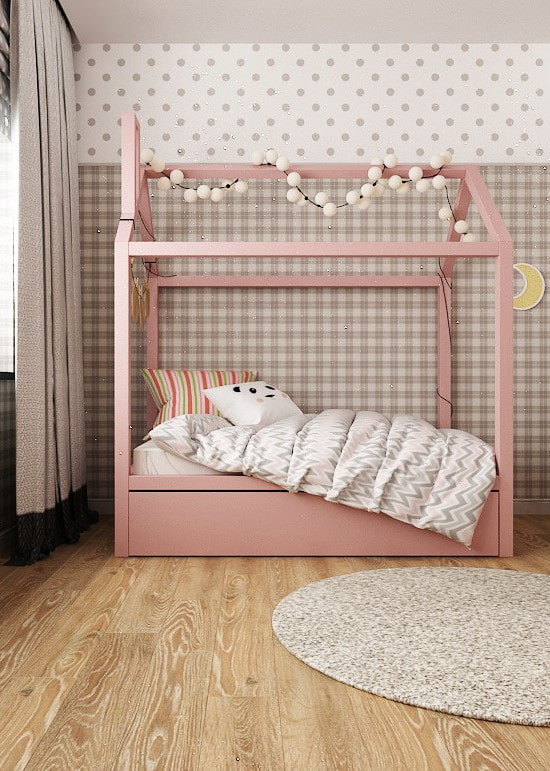 różowe łóżko w formie domku w przedszkolu