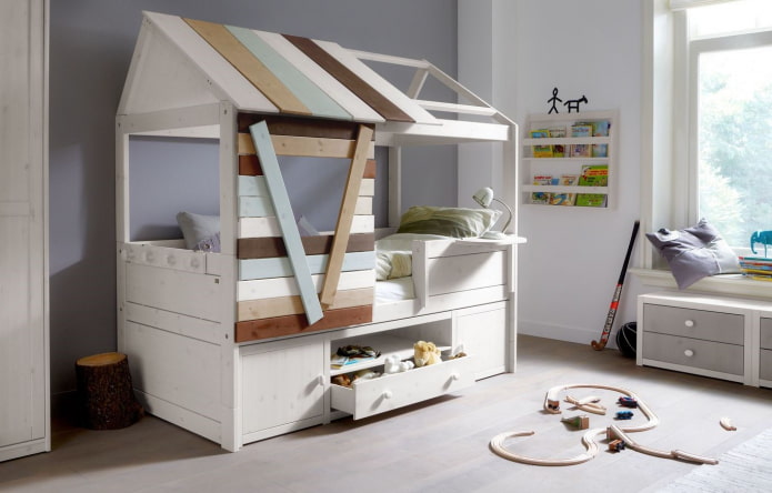 çocuk odasında çekmeceli bir ev şeklinde yatak