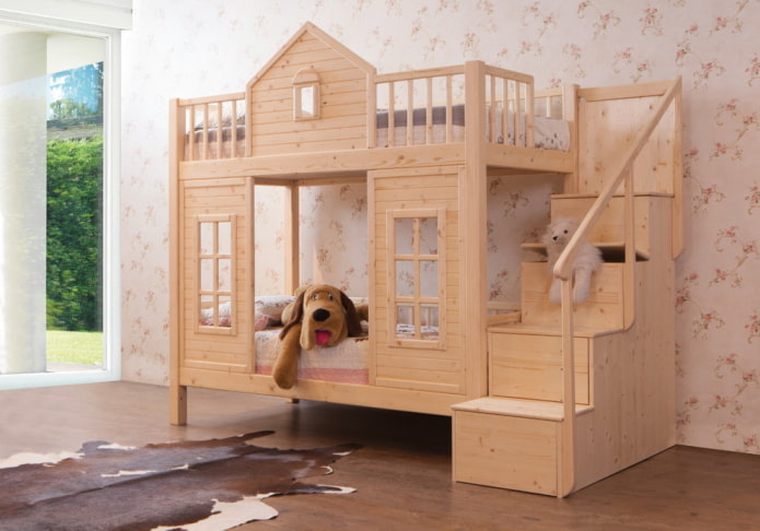 bed in de vorm van een huis met een ladder in de kinderkamer