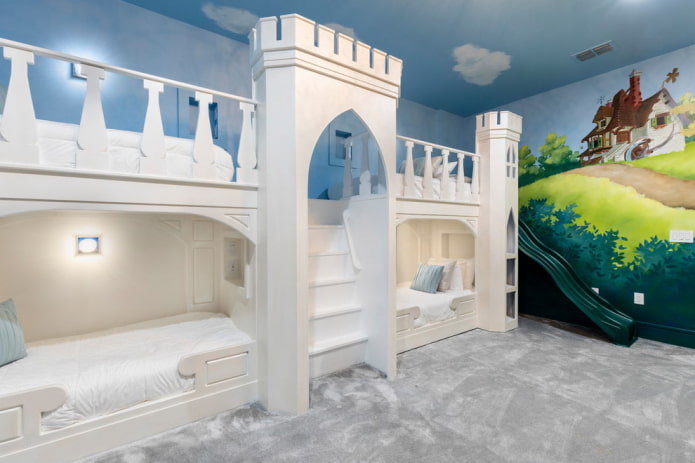 bed in de vorm van een kasteel in de kinderkamer