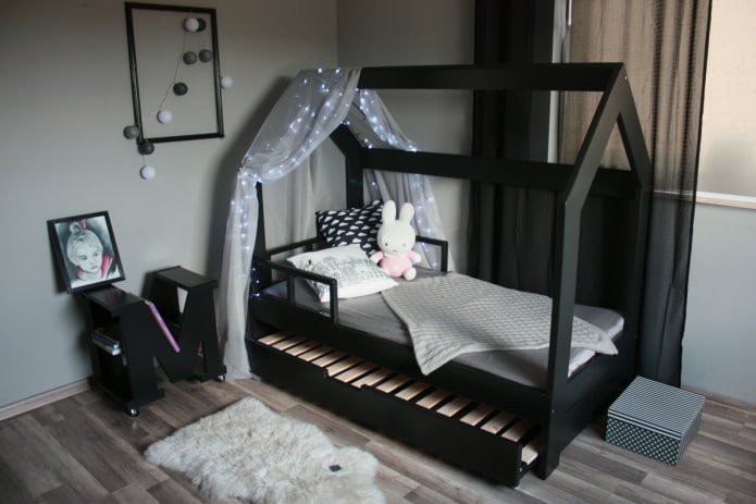 postel ve formě domu v dětském pokoji