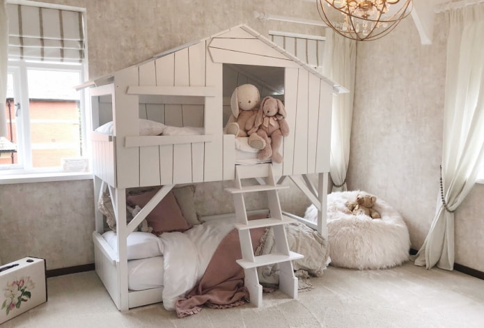 çocuk odasında bir ev şeklinde yatak