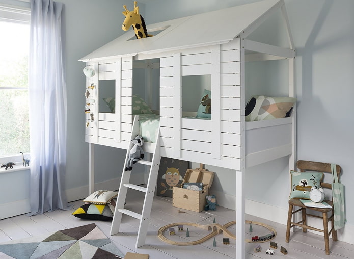 легло под формата на къща с кът за игра в детската стая