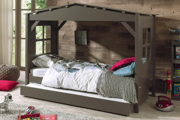postel ve formě domu v dětském pokoji