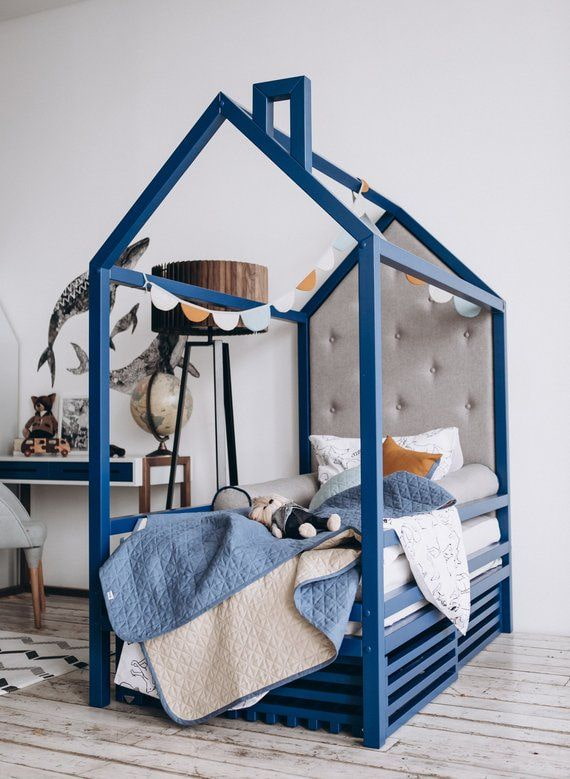 μπλε κρεβάτι με τη μορφή σπιτιού στο νηπιαγωγείο