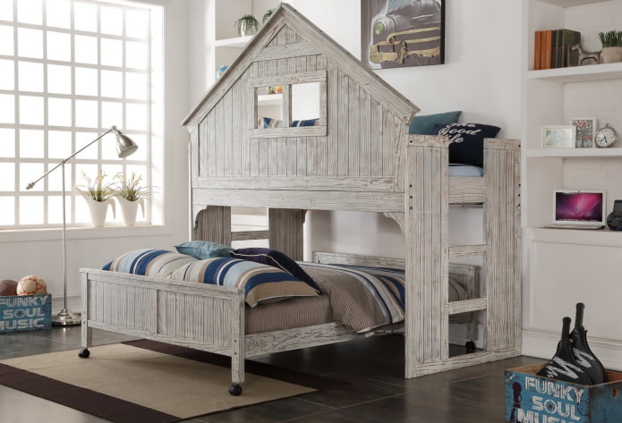 šedá postel v podobě domu v dětském pokoji