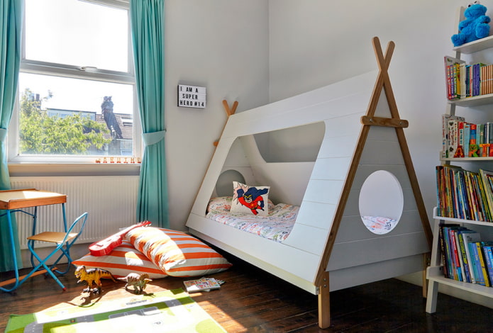 bir çocuk için çocuk odasında bir Kızılderili çadırı şeklinde yatak