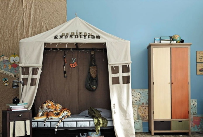 llit en forma de tenda de campanya per a un nen