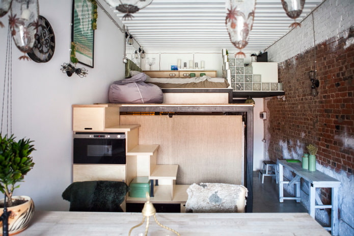 postel přes strop v kuchyni-obývací pokoj