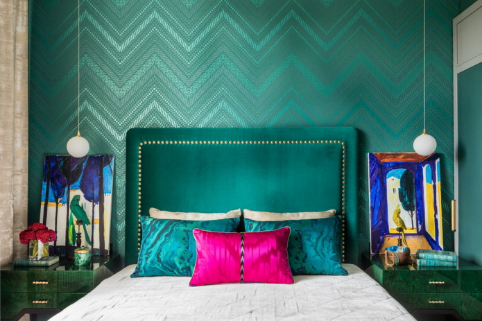 interiér ložnice ve smaragdových odstínech