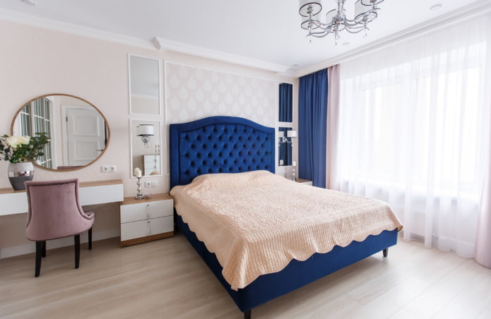 מיטה כחולה בפנים חדר השינה