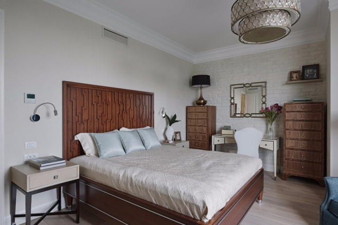 drevená posteľ v interiéri spálne
