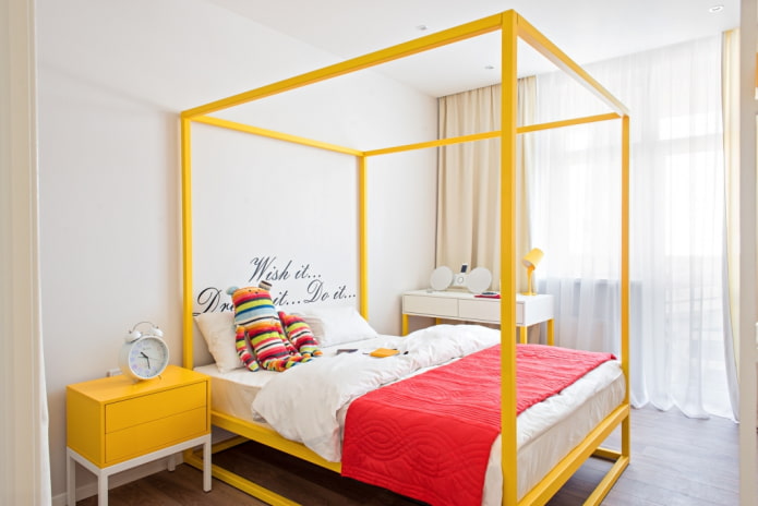 yatak odasının iç kısmında sarı yatak