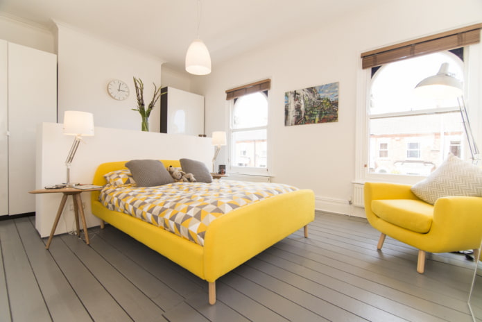 žlutá postel v interiéru ložnice
