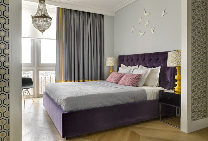 fialová posteľ v interiéri spálne