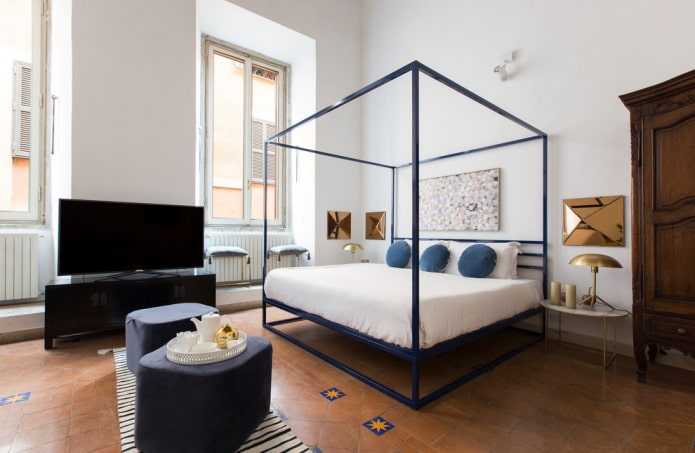 modrá posteľ v interiéri spálne
