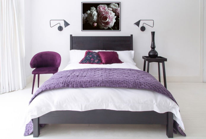 wenge-farvet seng i det indre af soveværelset