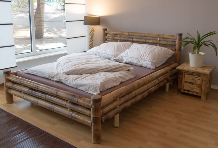 bambusová posteľ v interiéri spálne