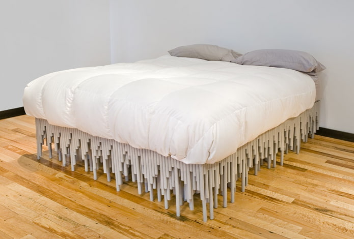 giường làm bằng ống nhựa trong nội thất phòng ngủ
