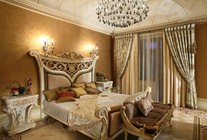posteľ v barokovom interiéri