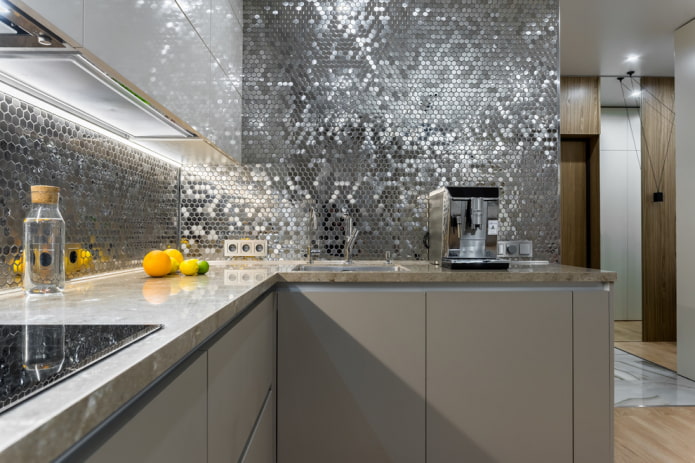 metalinės mozaikinės plytelės virtuvėje