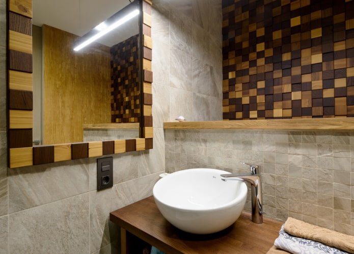 dřevěné mozaikové dlaždice v koupelně