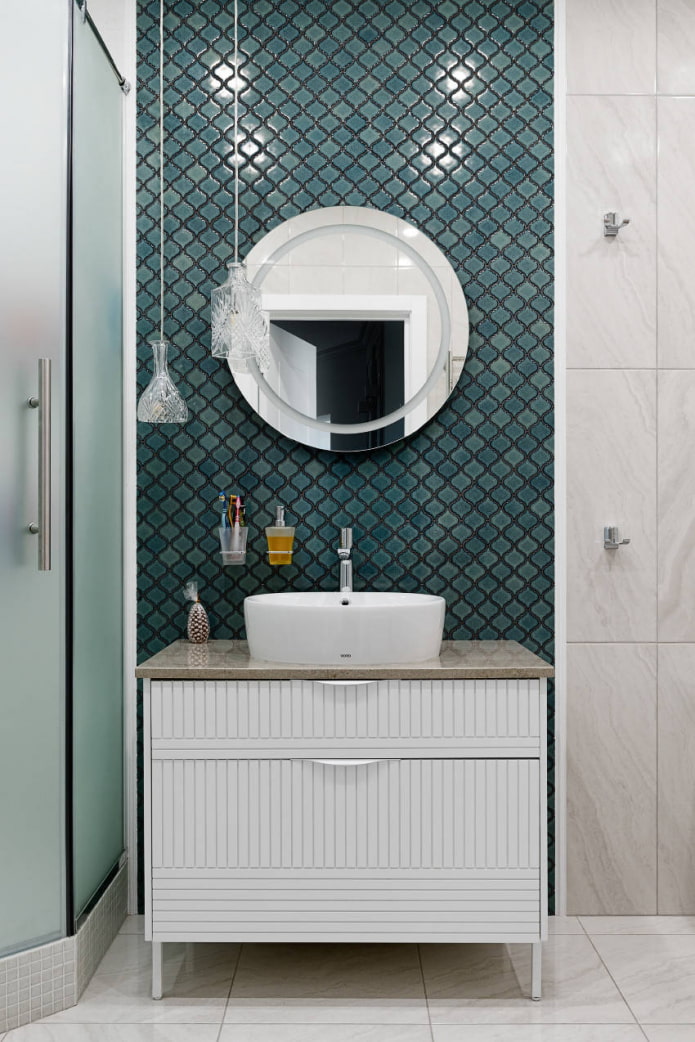 krøllede mosaikfliser på badeværelset