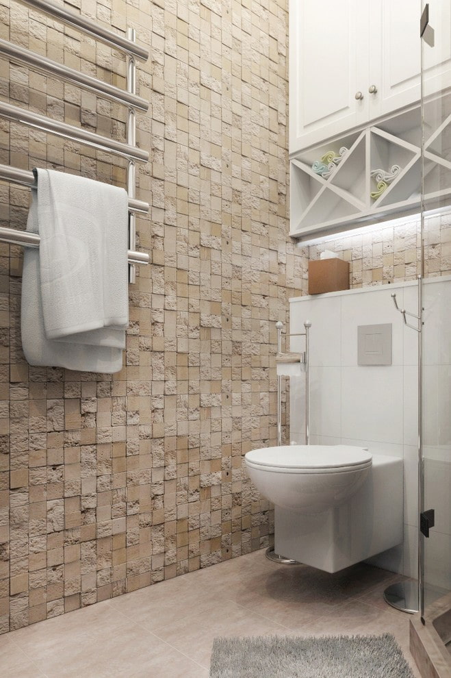 kamenné mozaikové dlaždice v kúpeľni