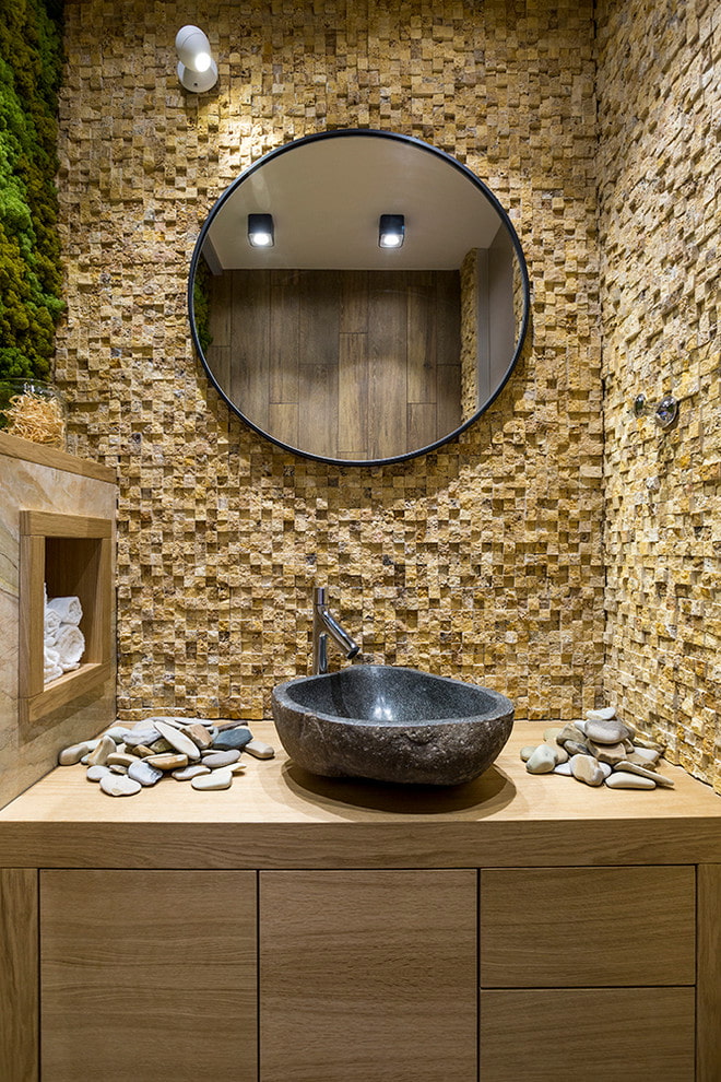 kamenné mozaikové dlaždice v koupelně