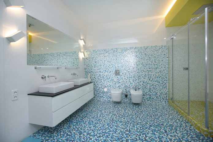 мозайка на пода в интериора на банята