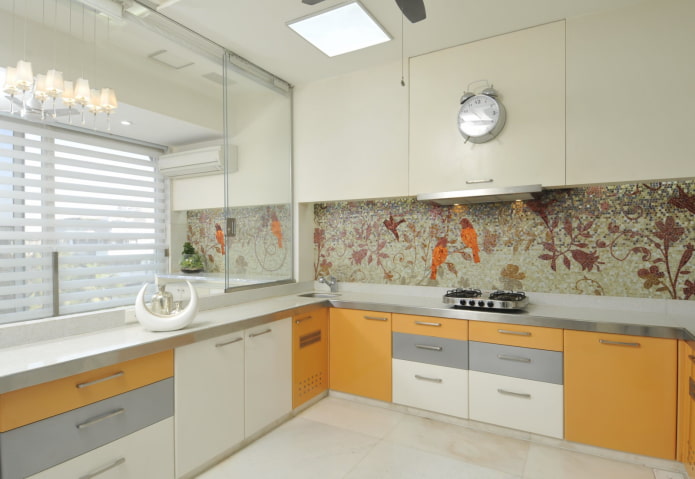 mozaikový panel a interiér kuchyne
