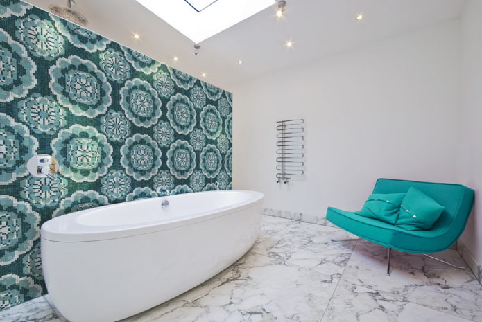 mozaikové vzory a ozdoby v interiéri kúpeľne