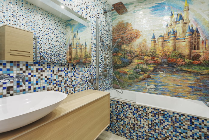 mozaikový panel a interiér koupelny