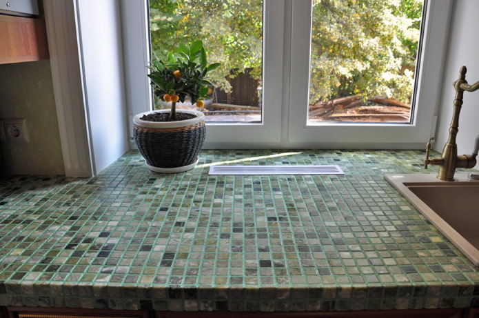 mosaic a l’ampit de la finestra a l’interior de la cuina