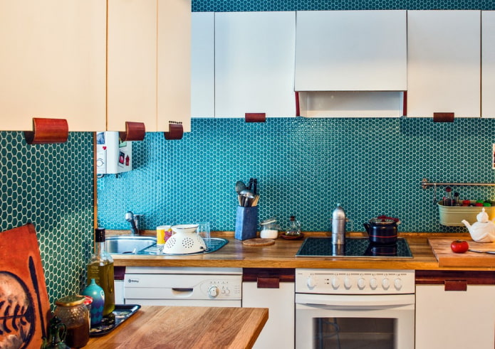 tyrkysové mozaikové dlaždice v kuchyni