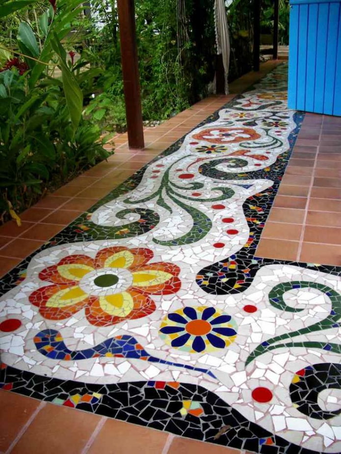 camí de mosaic a l'exterior