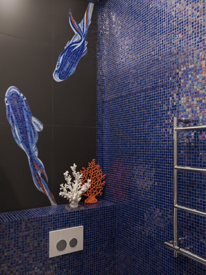 mėlynos mozaikos plytelės vonios kambaryje
