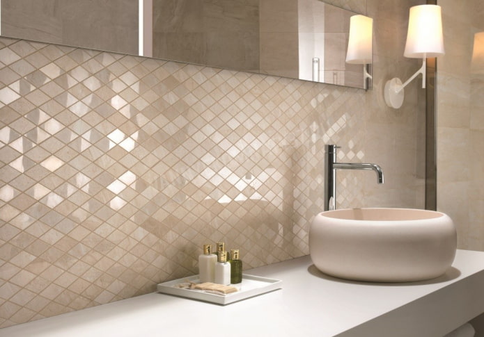 mozaic în formă de diamant în baie