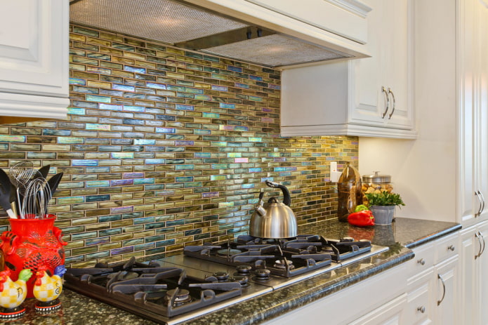 smaltované mozaikové dlaždice v kuchyni