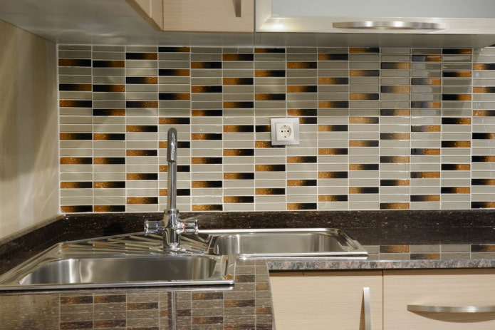 mosaik i form af rektangler i køkkenet